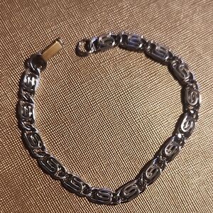 Silver Jewelry Bracelet with Intricate Links and Elegant Design